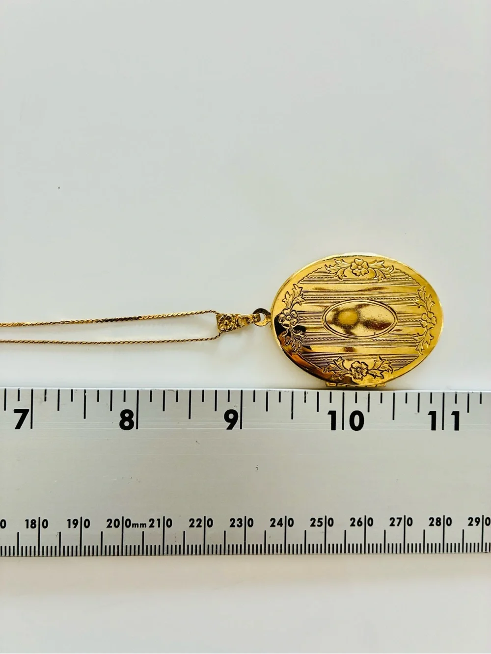 VTG Classic Gold Oval Engraved Photo Locket and Necklace Included